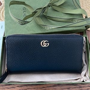 Black leather Gucci zip wallet like new
